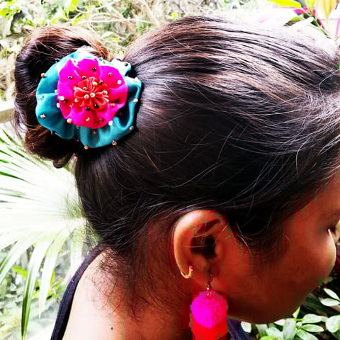 Juhi Malhotra-Turquoise Flower Hair Accessory