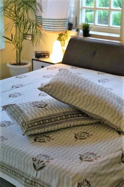 Sootisyahi 'Manmohak Lali' Handblock Printed Cotton Bedsheet