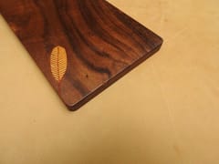 The Beehive India Small Handle Leaf Pattern Inlay Platter - Made of Siris/Walnut Wood