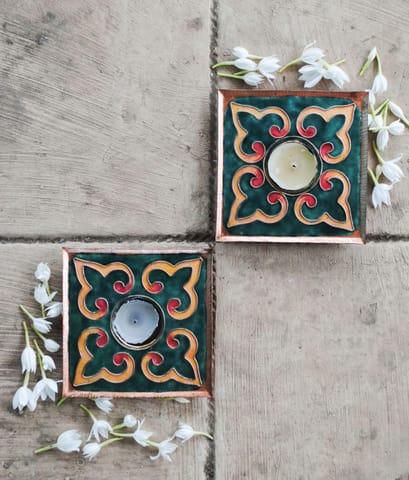 https://cdn.shopify.com/s/files/1/0649/5358/1790/products/Ekibeki-green-Rangoli-copper-enameled-handmade-square-Tealight-Holder-Set-of-2_2.jpg?v=1665917932