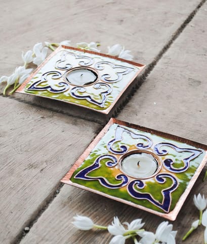 https://cdn.shopify.com/s/files/1/0649/5358/1790/products/Ekibeki-parrot-Rangoli-copper-enameled-handmade-square-Tealight-Holder-Set-of-2_2.jpg?v=1665918128