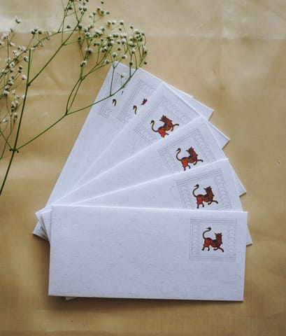 https://cdn.shopify.com/s/files/1/0649/5358/1790/products/Ekibeki-Chitrakathi-Set-of-6-White-Handmade-Gift-Envelope-1.jpg?v=1668417347