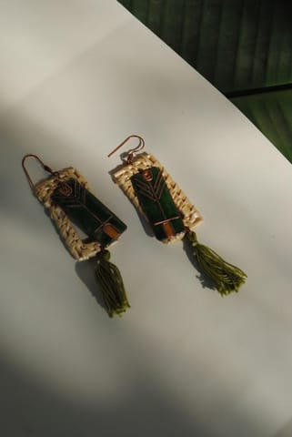 https://cdn.shopify.com/s/files/1/0649/5358/1790/products/jharokha-earrings-green-9.jpg?v=1677211748