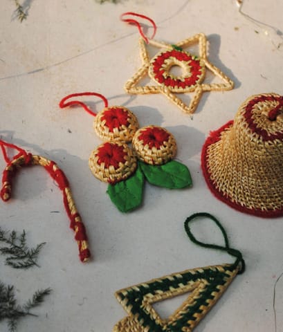 https://cdn.shopify.com/s/files/1/0649/5358/1790/products/Ekibeki-Red-green-Golden-Grass-Christmas-Ornaments-Small-1.jpg?v=1669253313