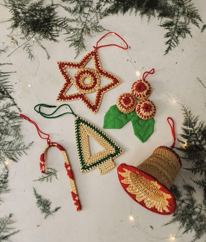 https://cdn.shopify.com/s/files/1/0649/5358/1790/products/Ekibeki-Red-green-Golden-Grass-Christmas-Ornaments-Large-5_04ba5482-1cd1-40e1-8ecf-98637fb06069.jpg?v=1669253336