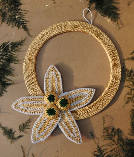 https://cdn.shopify.com/s/files/1/0649/5358/1790/products/Ekibeki-White-Golden-Grass-Christmas-Wreath-5.jpg?v=1668734596