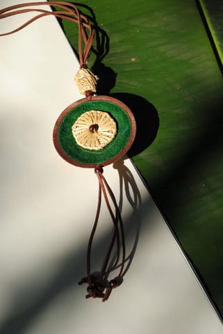 https://cdn.shopify.com/s/files/1/0649/5358/1790/products/vaati-pendant-necklace-green-single-vaati-2.jpg?v=1677478628