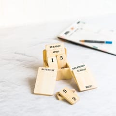 IVEI Wooden Perpetual Standing Desk Calendar