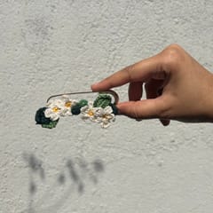 Ikriit’m - White Daisies Crochet Brooch on a Metal Pin