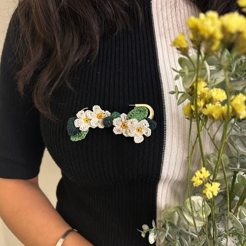 Ikriit’m - White Daisies Crochet Brooch on a Metal Pin