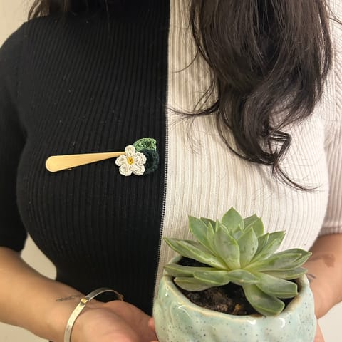 Ikriit’m - Daisy Crochet Brooch on a Metal Pin