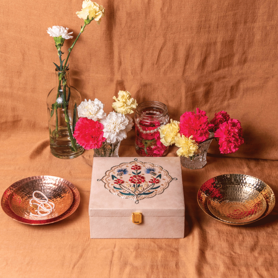 P-Tal - Guldasta Zardozi Box with Curved Plate Wedding Favours